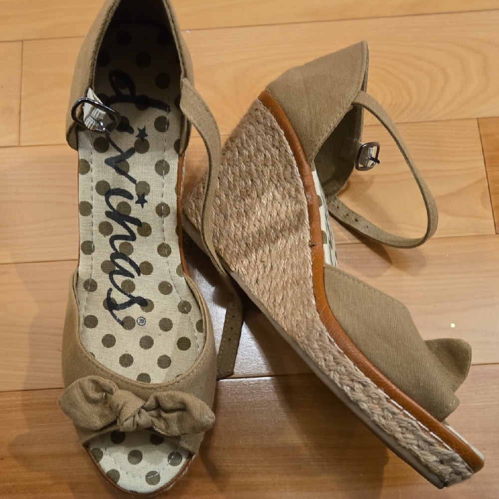 Stylish Tan Wedge Sandals